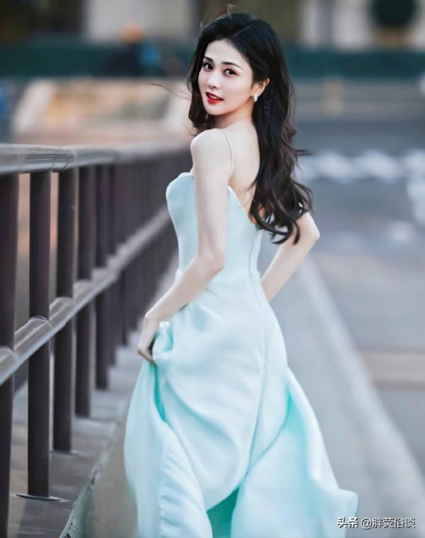 白鹿一身白色長裙搭配一頭飄逸的長髮，青春靚麗讓人心動