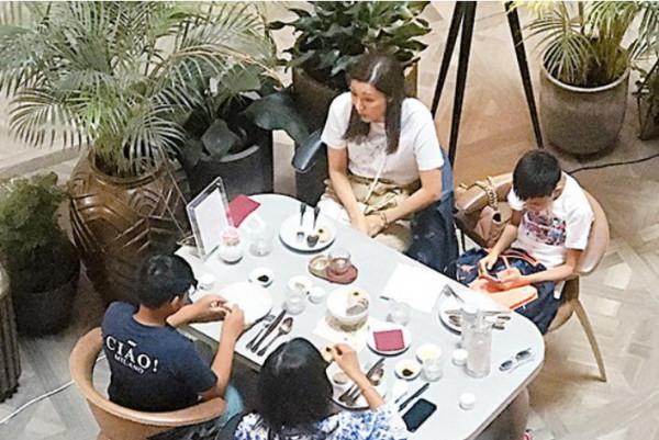 李嘉欣10歲兒子創業當網紅,她40歲生下的兒子,顏值像媽媽嗎 李嘉欣10歲兒子創業當網紅,她40歲生下的兒子,顏值像媽媽嗎