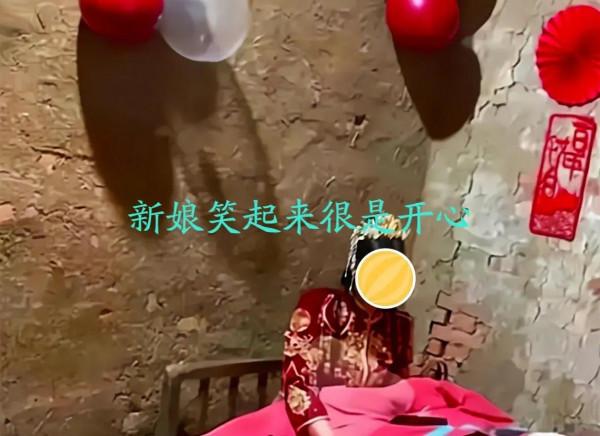 安徽新娘嫁給愛情，待在土房子裡笑得燦爛，網友：婚後有哭的時候