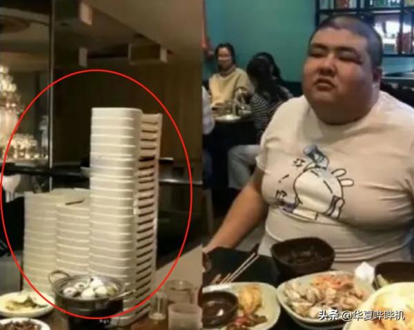 為了博眼球，有人賣慘有人吃板磚，有人卻吃出了儀式感