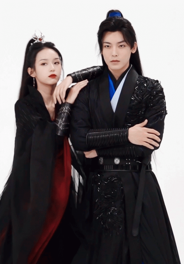 周也黑袍造型太颯了，長髮飄飄氣場強大，網友：期待新劇播出