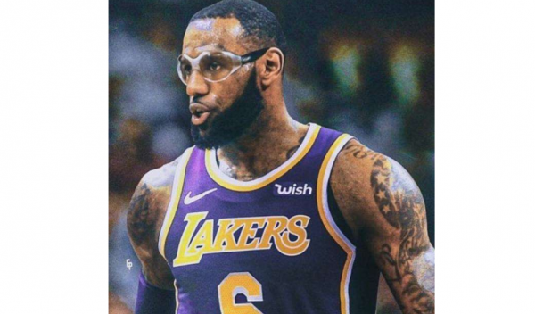 在最早期的NBA , 就有球員戴著眼鏡打球