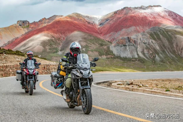 摩旅西藏的路上，我們闖入西藏小學，幹了件麼麼噠的事
