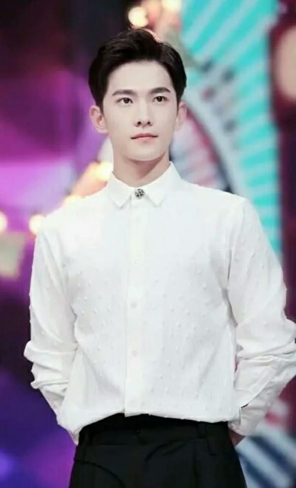 盤點娛樂圈穿白襯衫的男明星，誰讓你一眼就記住了？
