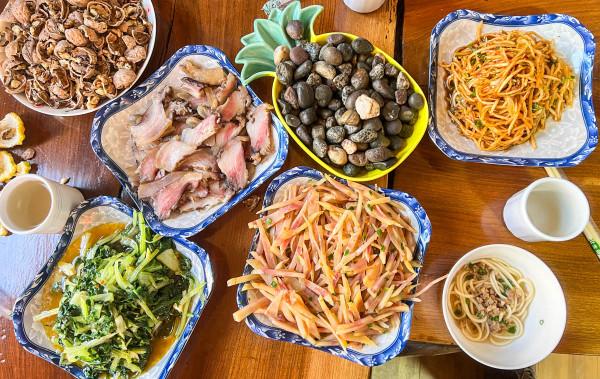 在西藏藏族同胞家吃飯，主人端出一盤石子放餐桌中間，是怎麼回事