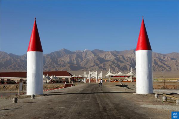 青海翡翠湖，人工採鹽幾十年挖出幾百個水坑，宛若寶石落入人間