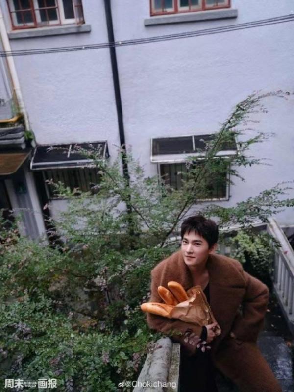 楊洋登《週末畫報》貢獻少年感照片，網友直呼回到了少年時代呀