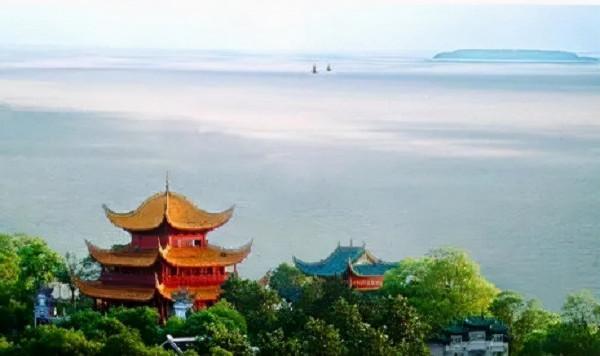 2004年，五旬老漢“易容”，騙財騙色22歲女大學畢業生