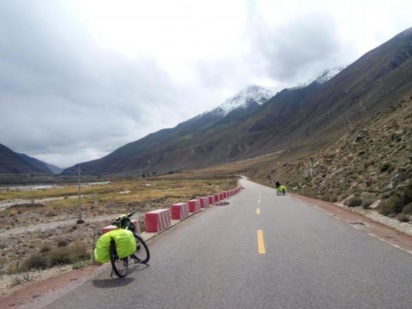 川藏騎行意義何在？13驢友雨中起爭執，結果太氣人