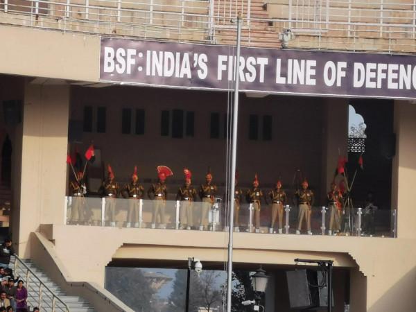 一場莊嚴，滑稽，充滿戲劇性的降旗儀式