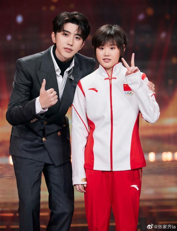 奧運冠軍張家齊合影眾明星 蔡徐坤主動彎腰親和力十足