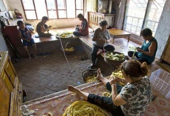 東北人在炕上吃飯睡覺，南方人疑惑：不嫌髒嗎？看看東北人咋說