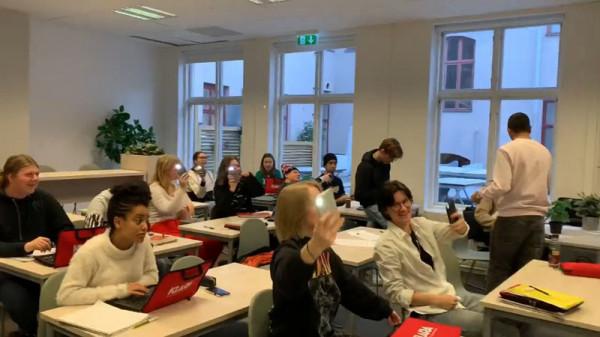 《如龍5》經典插曲《像個傻瓜》意外走紅 瑞典年輕人隨口唱 《如龍5》經典插曲《像個傻瓜》意外走紅 瑞典年輕人隨口唱