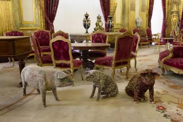 殘忍畫家給豬活體刺青後完整剝離豬皮畫賣100萬元一幅，豬太痛苦