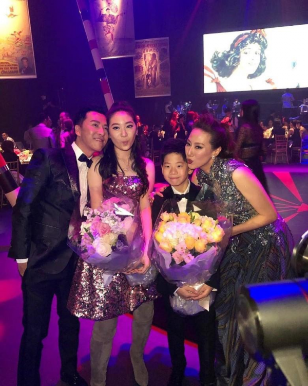 甄子丹17歲女兒曬美照，收99朵玫瑰疑戀愛，呂良偉兒子已暗戀多年