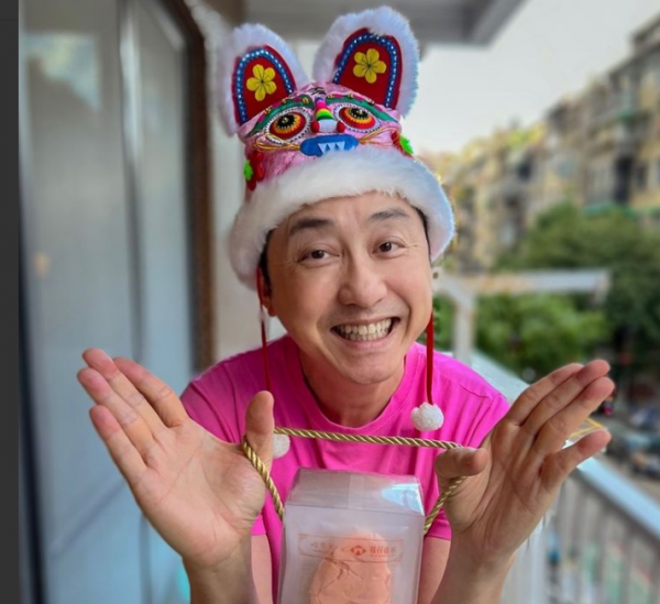 庾澄慶公開4歲女兒美甲傑作，稱讚愛女是天才，開心到笑出皺紋