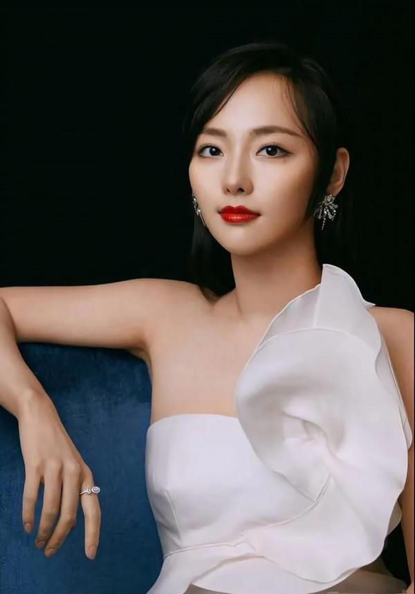 今日美圖博君一笑,張嘉倪是個脫俗優雅清新靚麗的美人 今日美圖博君一笑,張嘉倪是個脫俗優雅清新靚麗的美人