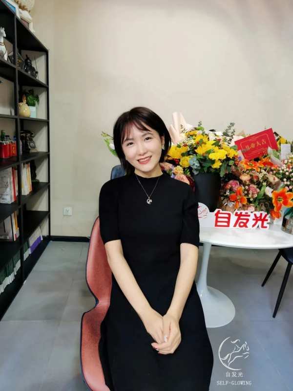 尹正造型雷人，留長髮戴耳環背女性包：我們真的迎來了穿衣自由嗎