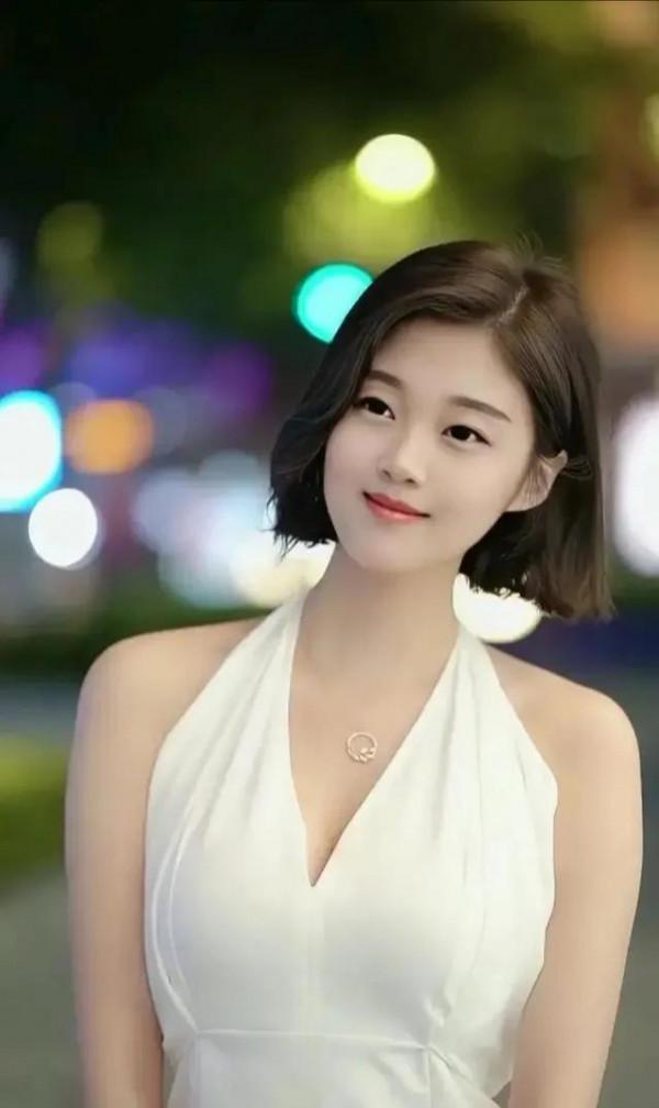 齊耳短髮下有顆黑痣的班主任老師