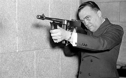 胡佛主宰FBI達48年，服務8位總統，護身符是掌控要人的秘密和醜聞