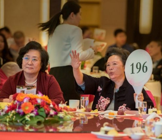 工薪族花9萬元買張“髒被子”，轉手賣了7000多萬，現在價值上億