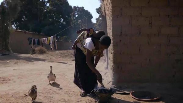 現實版活著，非洲小夥賣炭難度堪比取經，忙碌半個月收入不足百元