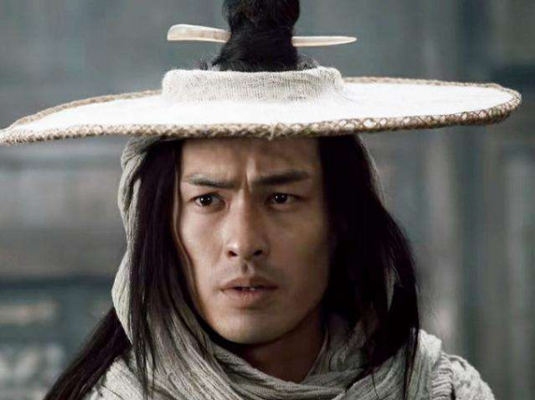 滿臉褶子、眼神猥瑣，明明都這麼老了，就別硬尬“少年感”了