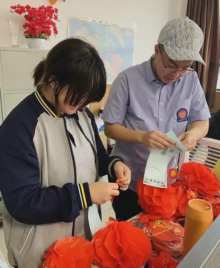 中英燈謎、九大遊戲、牛人獎券…成外中加師生DIY歡度中秋佳節