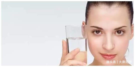 早晨空腹喝的第一杯水選蜂蜜水、淡鹽水還是溫開水?讓你不再糾結 早晨空腹喝的第一杯水選蜂蜜水、淡鹽水還是溫開水?讓你不再糾結