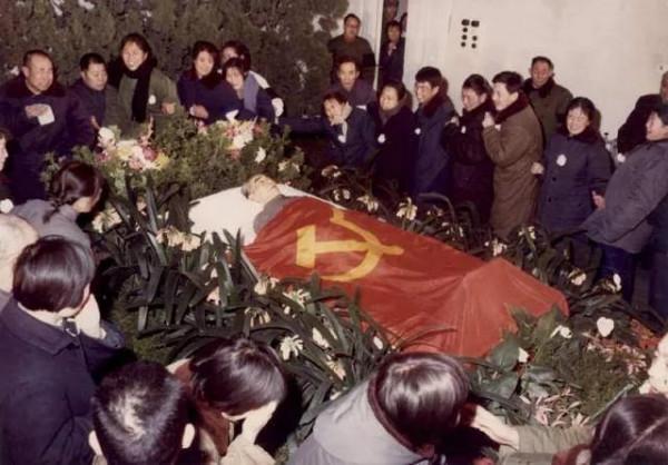 深切緬懷我們敬愛的周總理…