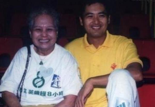 為慈善裸捐56億，66歲無兒無女，“賭神”周潤發憑什麼火了41年？