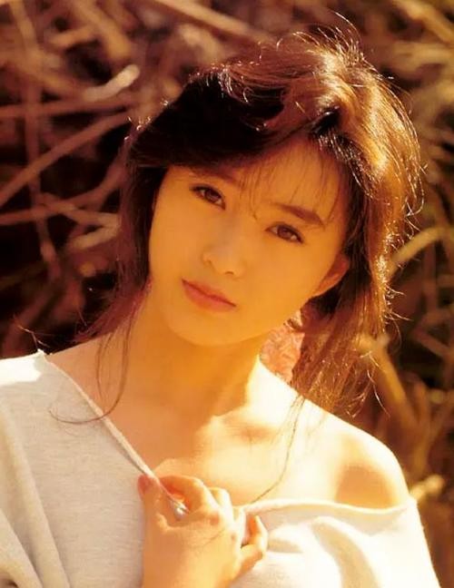 從天后到吸毒女，從爆紅到中國“乞討”，她是如何一步步沉淪的？