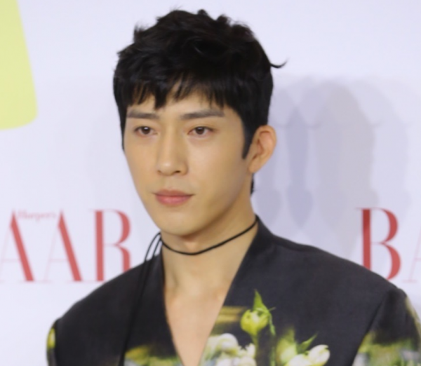 男星紅毯濃妝總是翻車!現場生圖對比太明顯,妝面乾淨清爽才舒服 男星紅毯濃妝總是翻車!現場生圖對比太明顯,妝面乾淨清爽才舒服