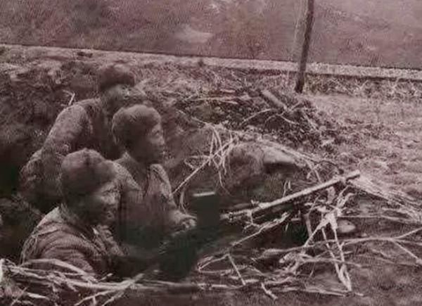 全連只剩7人,槍管發燙打不出子彈,生死之際號兵大喊:我來指揮 全連只剩7人,槍管發燙打不出子彈,生死之際號兵大喊:我來指揮