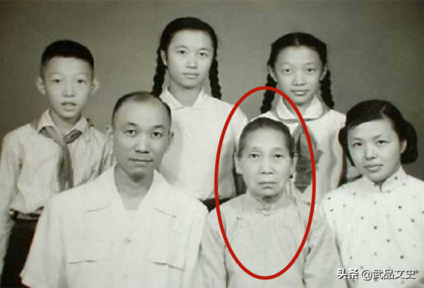 她是夫人帶來的丫鬟，培養了9名國家棟梁，一生無名無分死在草棚