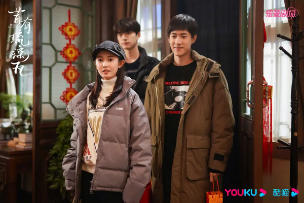 29歲陳鈺琪演中學生裝可愛被嘲，佈景假到失真，這哪是北京四合院