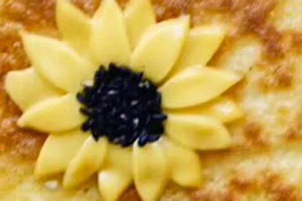 趣味食譜：饅頭片畫上向日葵和小雞，搭配荷蘭豆炒蝦仁和黑米粥