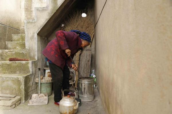 老人曾生下2個智殘女兒，花甲之年又喪夫，今獨留空屋為侄子守家