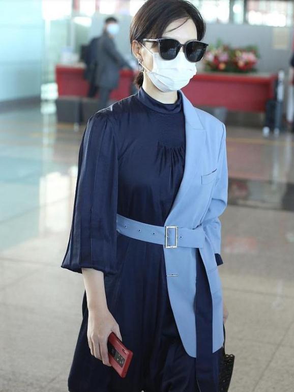 陳數氣質真好,身穿西裝拼接連衣裙搭配長筒靴,時髦又減齡 陳數氣質真好,身穿西裝拼接連衣裙搭配長筒靴,時髦又減齡