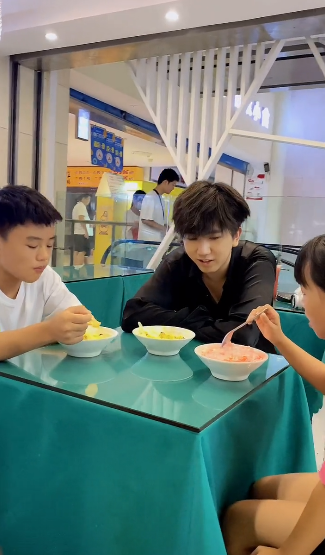 變形計暴躁農村女孩：被親媽拋棄，被城市哥哥當親妹妹，寵成公主