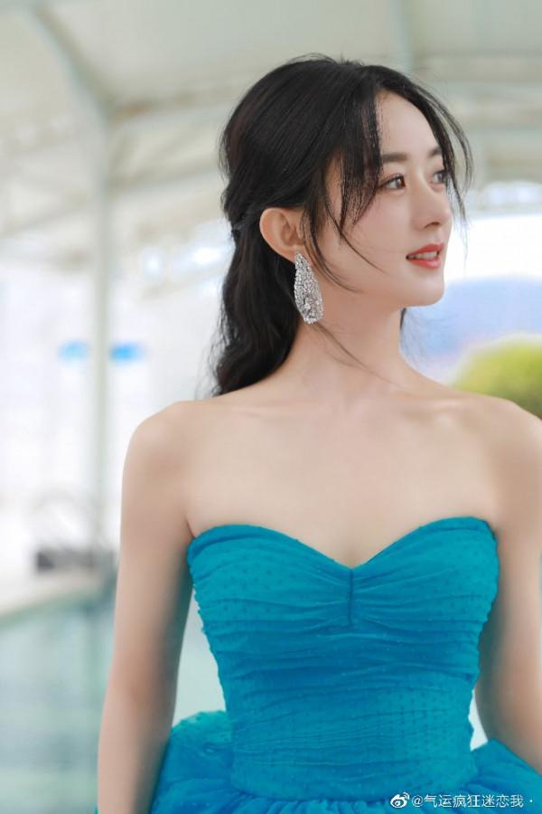 趙麗穎藍色蛋糕裙與後面泳池相互輝映，感覺像是海天一線美極了