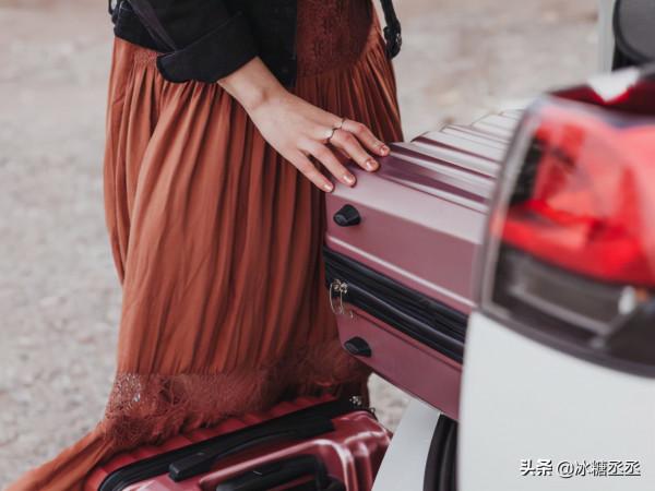 她是他的合夥人，也是他發小的妻子，直到發小因公殉職-下