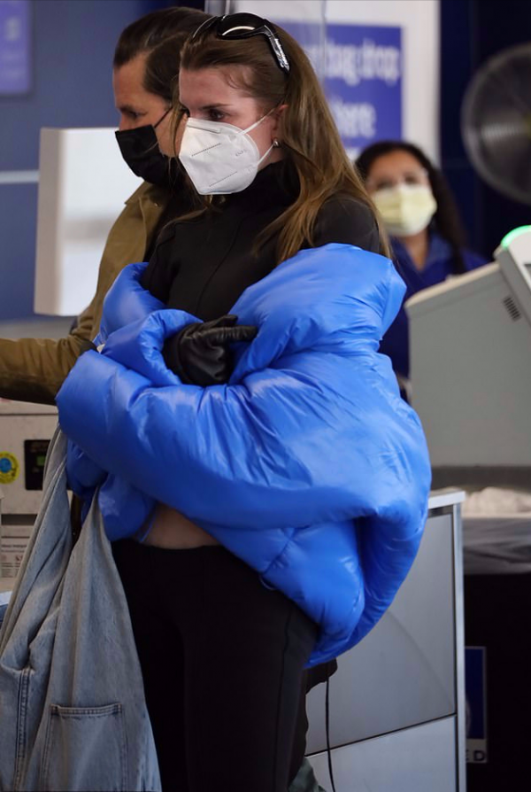 坎爺和新歡分手！茱莉亞穿藍色麵包服出街心情大好，才戀愛一個月