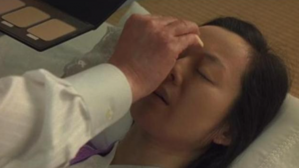 不能用手直接觸控身體，入殮師：與鬼神無關，即便是親人也不可以