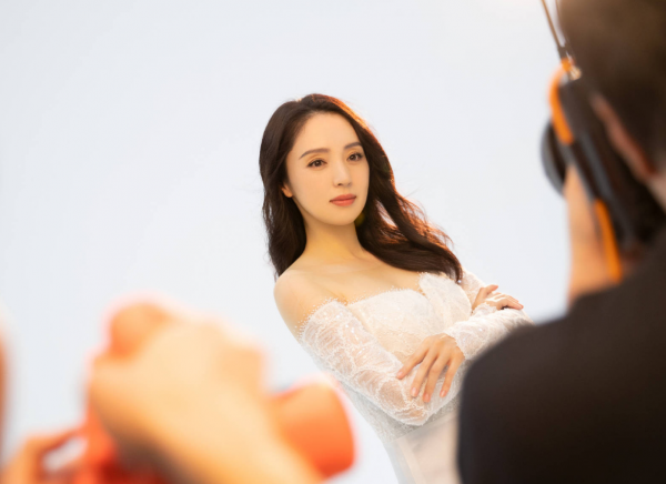 董璇大片拍攝花絮照，氣質優雅溫婉，太美了