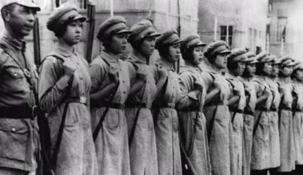 99歲抗戰女兵離家70年，終圓夢迴故鄉，在孫中山照片前敬了個軍禮