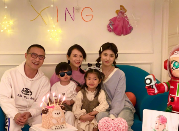 盤點明星全家福，章子怡和小蘋果雙馬尾出鏡，醒寶側臉像媽媽