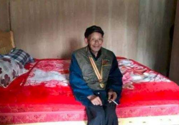 24年前，82歲老人第三次結婚，領證時發現對方是失散60年結髮妻子