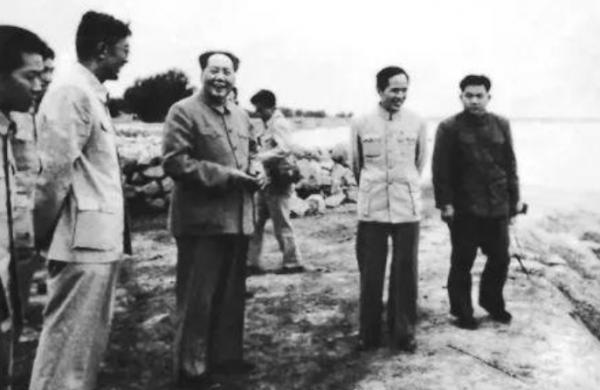 52年毛澤東視察黃河,一六旬老太趕來詢問:主席,斯大林咋沒來? 52年毛澤東視察黃河,一六旬老太趕來詢問:主席,斯大林咋沒來?