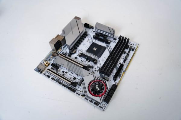 雪裝中的紛呈色彩，主流電競桌面主機裝機分享